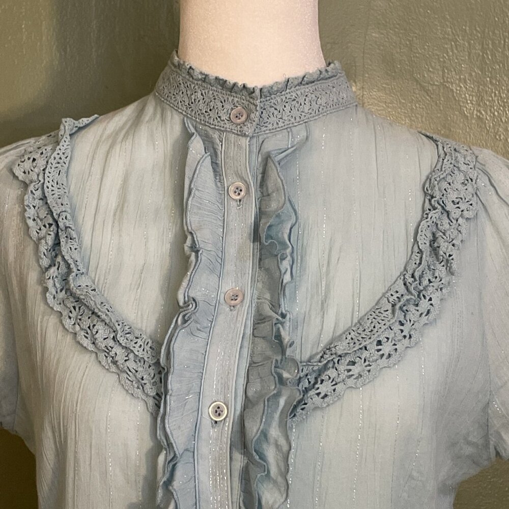 Veeko Wms Sz 38 (US 8) Light Blue Embroidered Peasant Top Ruffles Crepe Fabric - Picture 2 of 11